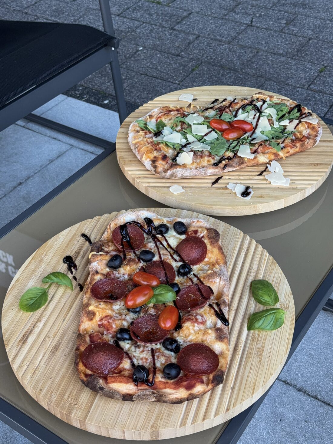 Frische Pinsa in der Lions Lounge
