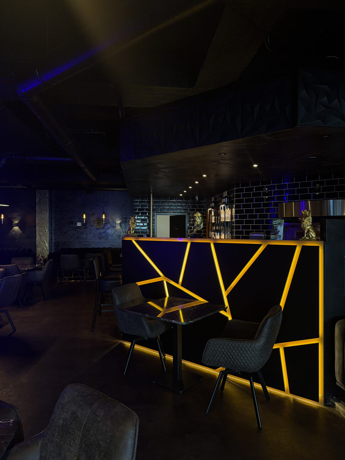Bar der Lions Lounge mit goldener Beleuchtung