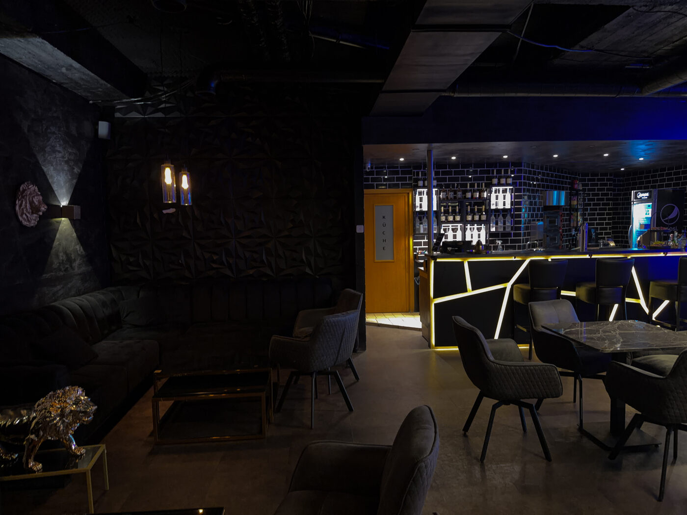 Blick in die Lions Lounge mit Bar und Loungebereich